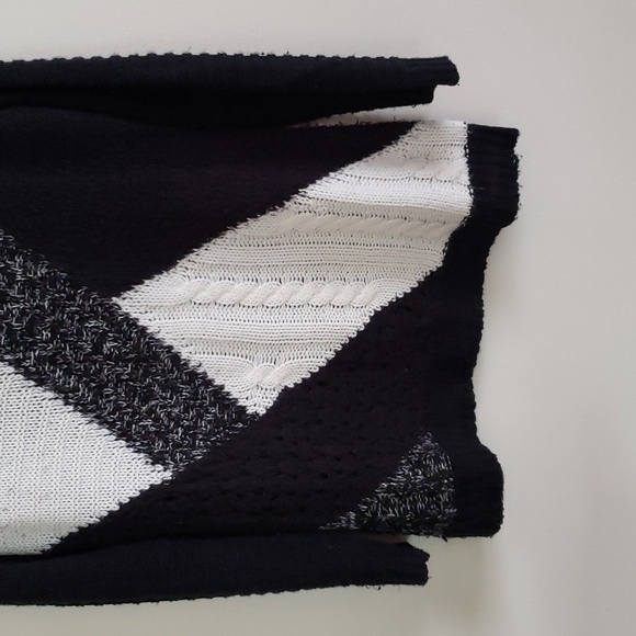 Dressbarn lightweight longline sweater, scoop neck, black white, women's size sm - Picture 3 of 7